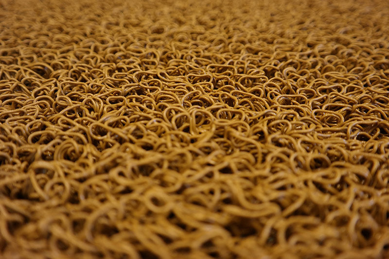 Alfombra de rizos de 15mm, fabricada en goma vinilo sin base. Disponible en rollos con una amplia variedad de colores.