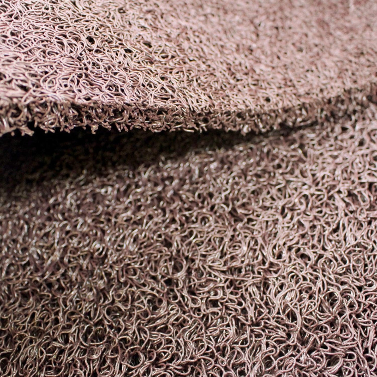 Alfombra de rizos de 15mm, fabricada en goma vinilo sin base. Disponible en rollos con una amplia variedad de colores.
