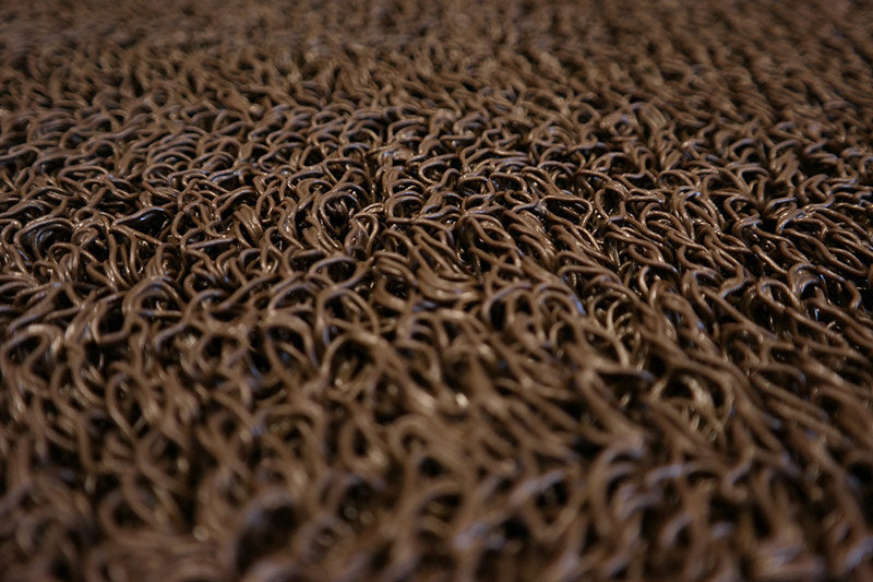 Alfombra de rizos de 15mm, fabricada en goma vinilo sin base. Disponible en rollos con una amplia variedad de colores.