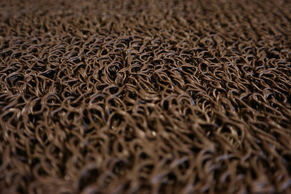 Alfombra de rizos de 15mm, fabricada en goma vinilo sin base. Disponible en rollos con una amplia variedad de colores.