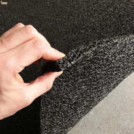 Alfombra de rizos de 15mm, fabricada en goma vinilo sin base. Disponible en rollos con una amplia variedad de colores.