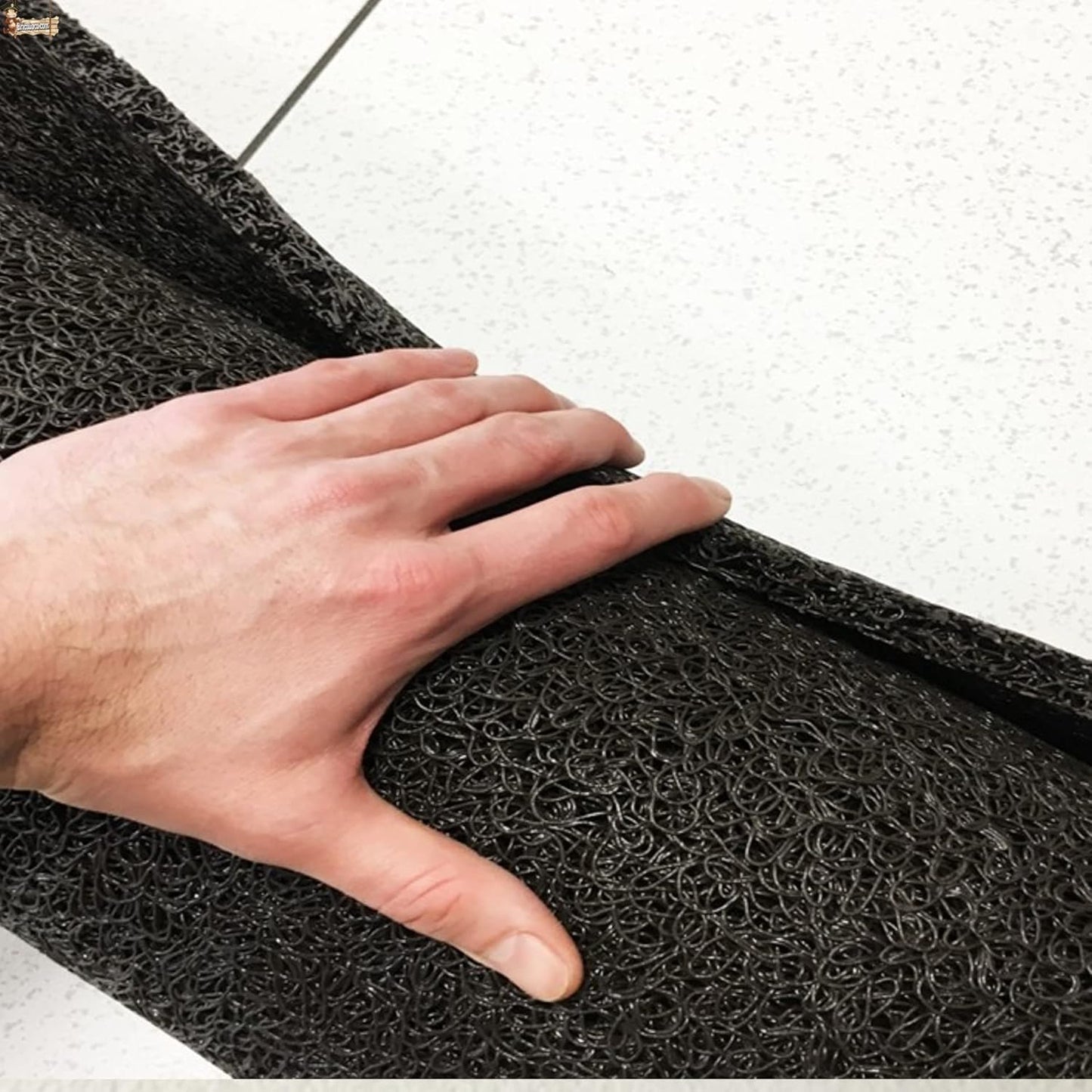 Alfombra de rizos de 15mm, fabricada en goma vinilo sin base. Disponible en rollos con una amplia variedad de colores.