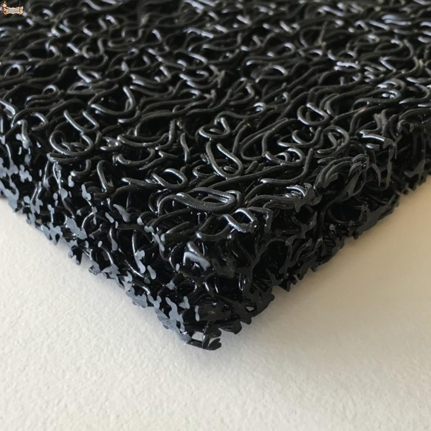 Alfombra de rizos de 15mm, fabricada en goma vinilo sin base. Disponible en rollos con una amplia variedad de colores.