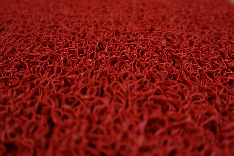 Alfombra de rizos de 15mm, fabricada en goma vinilo sin base. Disponible en rollos con una amplia variedad de colores.