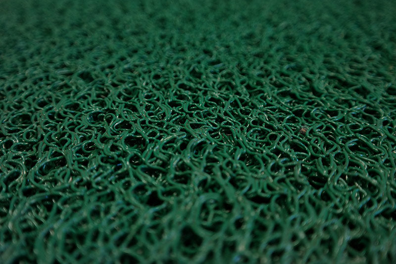 Alfombra de rizos de 15mm, fabricada en goma vinilo sin base. Disponible en rollos con una amplia variedad de colores.