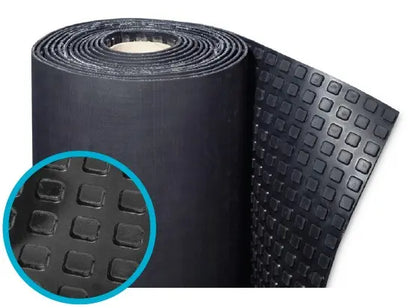 Suelo de caucho en rollo Estribera de Cuadros en color Negro, 8mm de espesor, con gran resistencia y antideslizante.