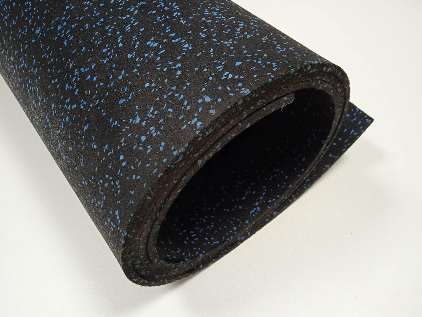 Suelo de caucho reciclado diseñado para gimnasio en Rollo color Negro con pintas Azules, en varias medidas y espesores. Fabricación Europea.