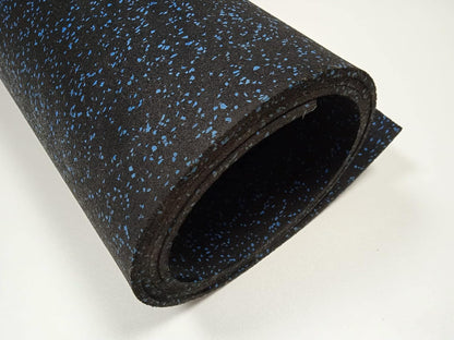 Suelo de caucho reciclado diseñado para gimnasio en Rollo color Negro con pintas Azules, en varias medidas y espesores. Fabricación Europea.